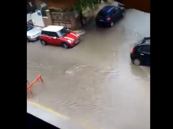 ΧΑΛΚΙΔΑ: Οι δρόμοι έγιναν ποτάμια με μία απλή νεροποντή (VIDEO)