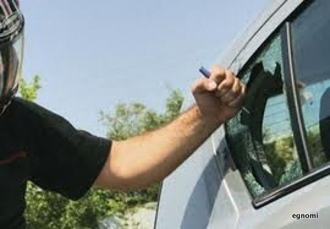 Του γυάλισαν τα γυαλιά, αλλά φόρεσε χειροπέδες