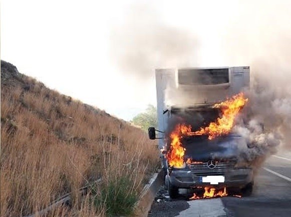 Τυλίχτηκε στις φλόγες φορτηγό στα Δερνεβοχώρια Βοιωτίας