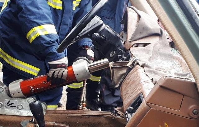 Οι πυροσβέστες απεγκλώβισαν τραυματία σε τροχαίο ατύχημα