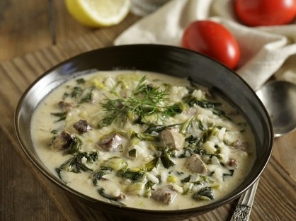 Μοίρασαν μαγειρίτσα και αρνάκι στο φούρνο στους άστεγους της Χαλκίδας