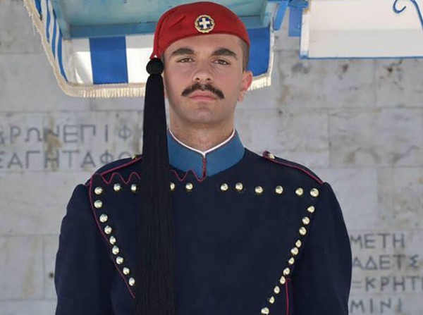Αυτός είναι ο εύζωνας που έσβησε στα 24 του χρόνια μετά την σκοπιά στον Άγνωστο Στρατιώτη