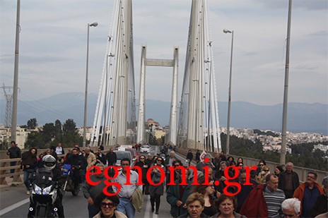 Κρατούν κλειστή την υψηλή γέφυρα της Χαλκίδας