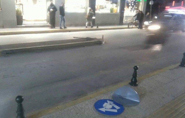 ΧΑΛΚΙΔΑ: Αυτοκίνητο καβάλησε τη νησίδα στην Αγγελή Γοβιού