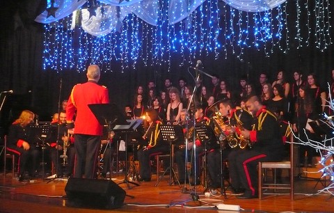 Πλημμύρισε από κόσμο και χριστουγεννιάτικες μελωδίες το Θέατρο Παπαδημητρίου