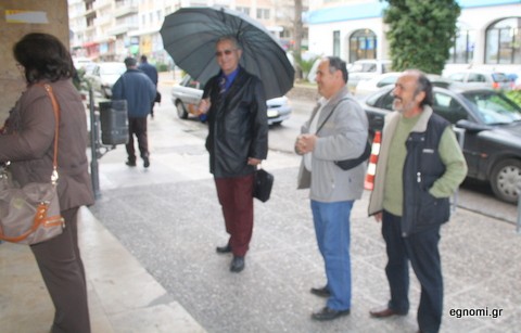 Χαλαροί έξω από κλειστές πόρτες
