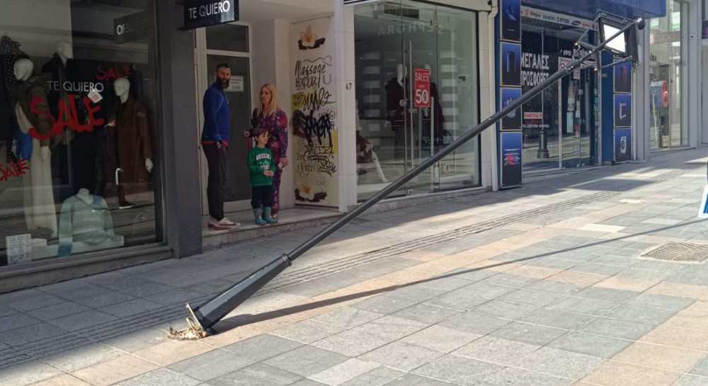 ΧΑΛΚΙΔΑ ΟΔΟΣ ΑΒΑΝΤΩΝ: Έπεσε κολόνα φωτισμού