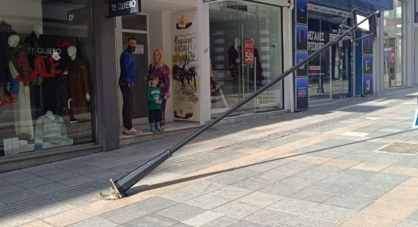 ΧΑΛΚΙΔΑ ΟΔΟΣ ΑΒΑΝΤΩΝ: Έπεσε κολόνα φωτισμού