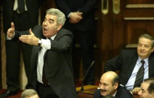 ΚΕΔΙΚΟΓΛΟΥ: Ο πρώτος διδάξας στις χειροδικίες μέσα στη Βουλή