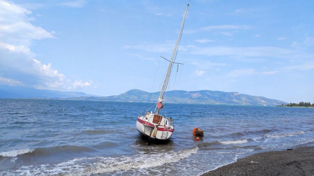 ΑΓΙΟΣ ΚΩΝΣΤΑΝΤΙΝΟΣ ΦΘΙΩΤΙΔΑΣ: Ιστιοφόρο κόλλησε στα ρηχά και στήθηκε επιχείρηση από το Λιμεναρχείο για να ξεκολλήσει