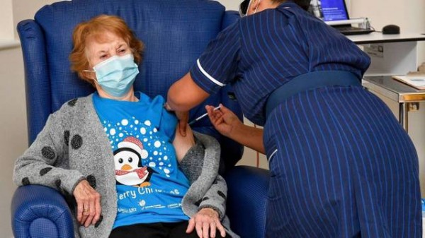 Μια 90χρονη εμβολιάστηκε πρώτη κατά του κορωνοϊού
