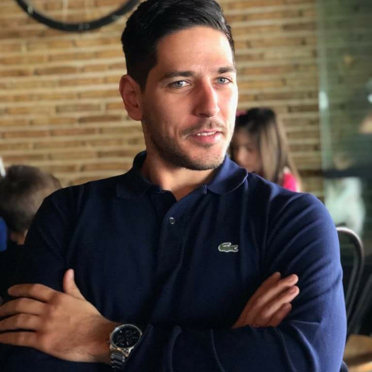 Το φιρμάτο μπλουζάκι και το ψέμα του Κώστα Βαρδακώστα