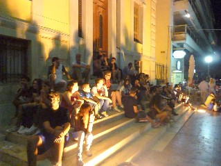 Στο βασιλιά βαρούν βιολιά, στο γύφτο νταουλάκια