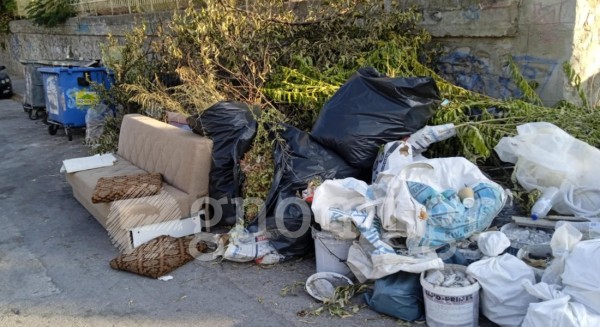 ΧΑΛΚΙΔΑ ΟΔΟΣ ΑΜΑΡΥΝΘΙΩΝ: Η χωματερή απέκτησε και καναπέ