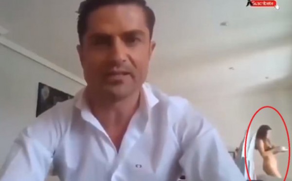 Η ημίγυμνη ερωμένη που φάνηκε πίσω του ...έκαψε τον παρουσιαστή (VIDEO)