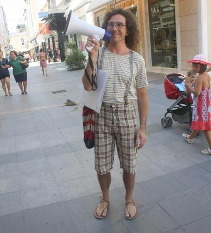 Διαφήμιζε παιδική θεατρική παράσταση με ντουντούκα