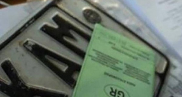 ΚΡΙΕΖΑ:Οδηγός χωρίς δίπλωμα οδηγούσε ΙΧ χωρίς πινακίδες!