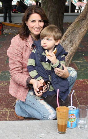 Κουλουράκι στις κούνιες με τη μαμά