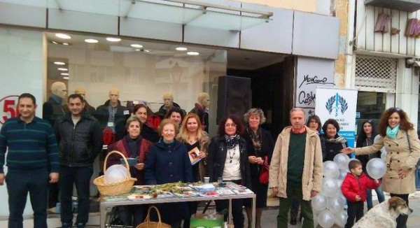 Ενημέρωση για τον καρκίνο με μουσική, λουλούδια και μπαλόνια