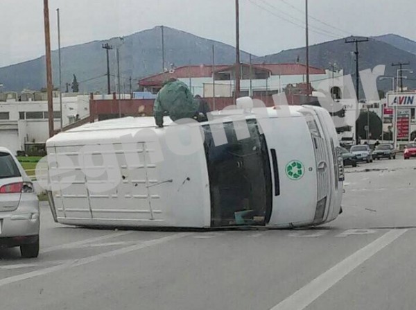 ΔΙΑΣΤΑΥΡΩΣΗ ΜΥΤΙΚΑ ΧΑΛΚΙΔΑΣ: Δύο τραυματίες σε σύγκρουση φορτηγού με αυτοκίνητο