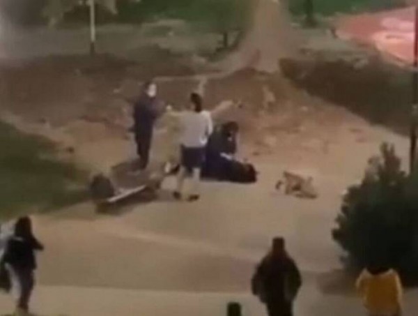 Σάλος για τη βίαιη σύλληψη νεαρής κοπέλας που δεν τήρησε τα μέτρα (VIDEO)