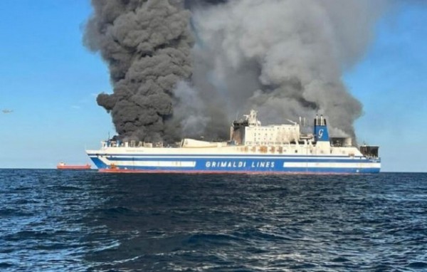 ΦΛΕΓΟΜΕΝΟ ΠΛΟΙΟ: Απεγκλωβίστηκαν από την ΕΜΑΚ δύο οδηγοί  από το   γκαράζ του πλοίου
