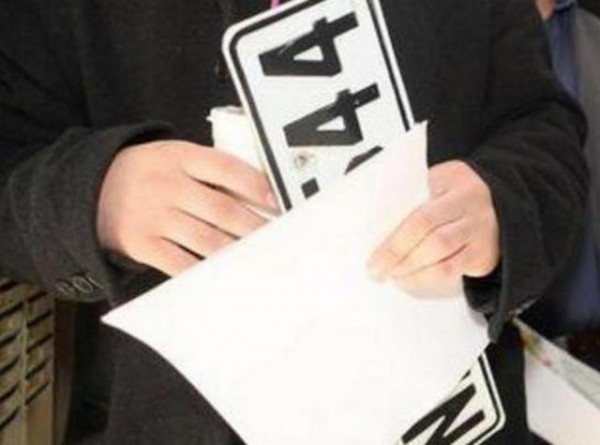 Επιστρέφονται άδειες κυκλοφορίας και πινακίδες από την Τροχαία