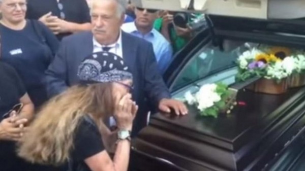 ΑΡΛΕΤΑ: Το τελευταίο αντίο με τη φυσαρμόνικα και το τραγούδι της ερήμου (VIDEO)
