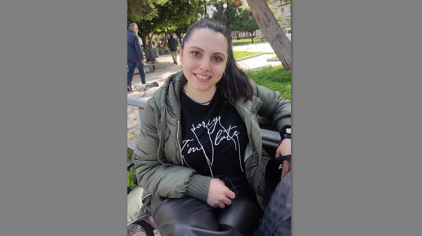 Η βόλτα με φίλους στην παραλία ξεκουράζει την γλυκιά Μαρία