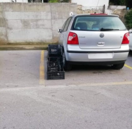 ΧΑΛΚΙΔΑ: Έχουν μετατρέψει σε ιδιωτικό πάρκινγκ θέσεις στάθμευσης πίσω από τα ΚΤΕΛ