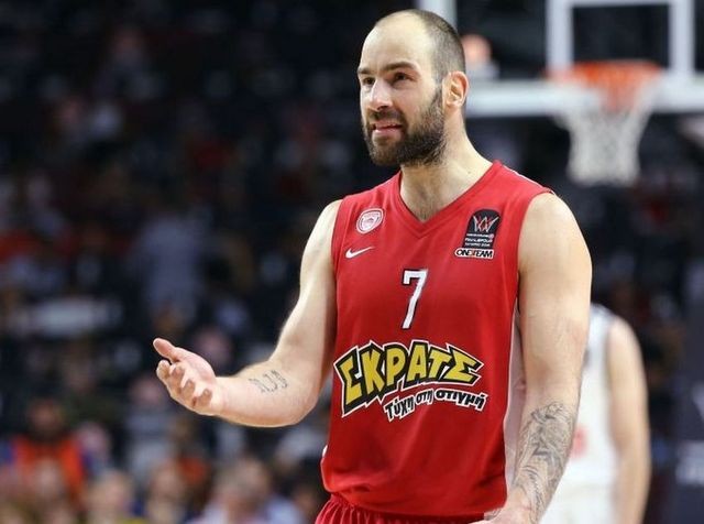 Γκάφα με την τούρτα γενεθλίων του Σπανούλη