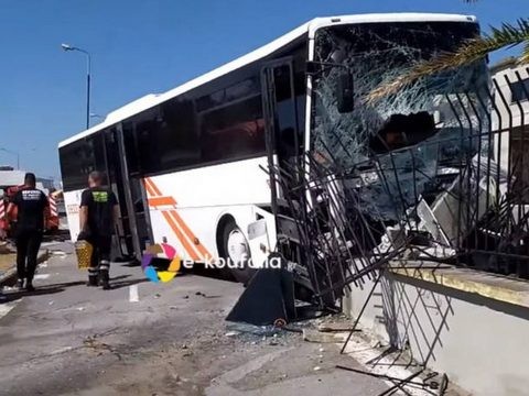 Οδηγός ΚΤΕΛ τρόμαξε από μέλισσα και καρφώθηκε σε μάντρα