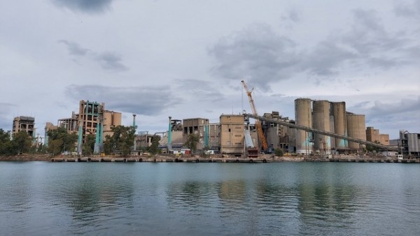 ΧΑΛΚΙΔΑ: Σταμάτησαν οι εργασίες κατεδάφισης του Τσιμεντάδικου μετά από ενέργειες Ομάδας Πολιτών