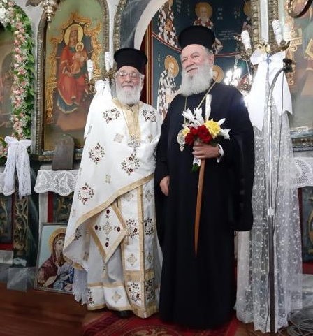 Ο Μητροπολίτης τίμησε 83χρονο ιερέα στο Μετόχι Διρφύων