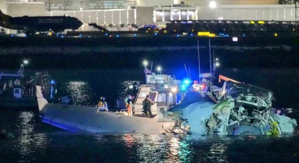 Αεροπορική τραγωδία στις ΗΠΑ: Έχουν ανασυρθεί 55 σοροί από τα παγωμένα νερά του ποταμού Ποτόμακ (VIDEO)