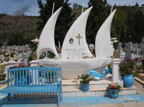 Ξεχωρίζει ο τάφος του 20χρονου Κώστα