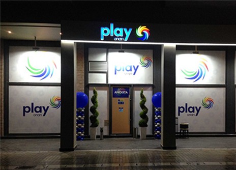 ΣΧΗΜΑΤΑΡΙ: Πέταξαν πέτρα σε κατάστημα OΠΑΠ Play και μπούκαραν μέσα