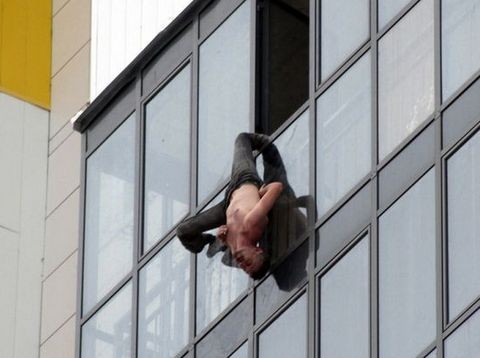 Καθαριστής τζαμιών γλίστρησε από τον 15ο όροφο και σώθηκε από θαύμα! (VIDEO)