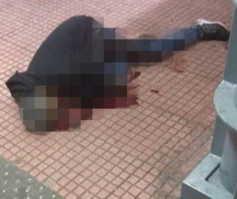 Σφαγή στην πλατεία Βάθη: Εκοψαν τον λαιμό αλλοδαπού μπροστά στα μάτια περαστικών