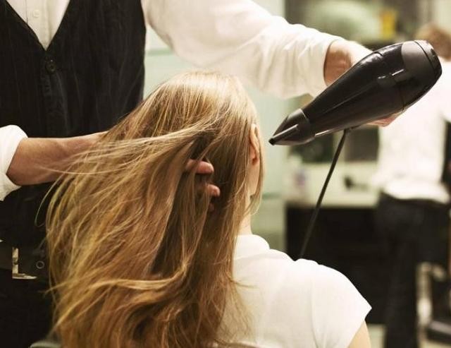 ΚΟΡΩΝΟΪΟΣ-ΣΤΕΡΕΑ ΕΛΛΑΔΑ: Πρόστιμο 1000 ευρώ σε κομμωτήριο γιατί δέχτηκε πελάτες χωρίς ραντεβού