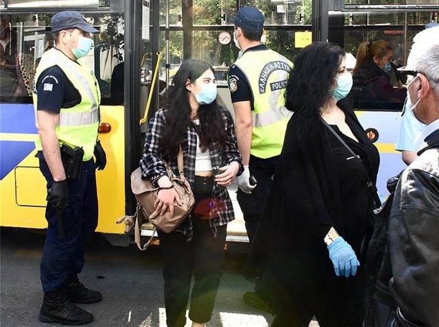 ΚΟΡΩΝΟΪΟΣ: Εκατοντάδες πρόστιμα και την Κυριακή για μη χρήση μάσκας και αποστάσεις