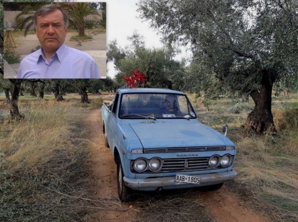 Με αγροτικό 52 ετών μαζεύει τις ελιές ο Αργύρης Αφράτης