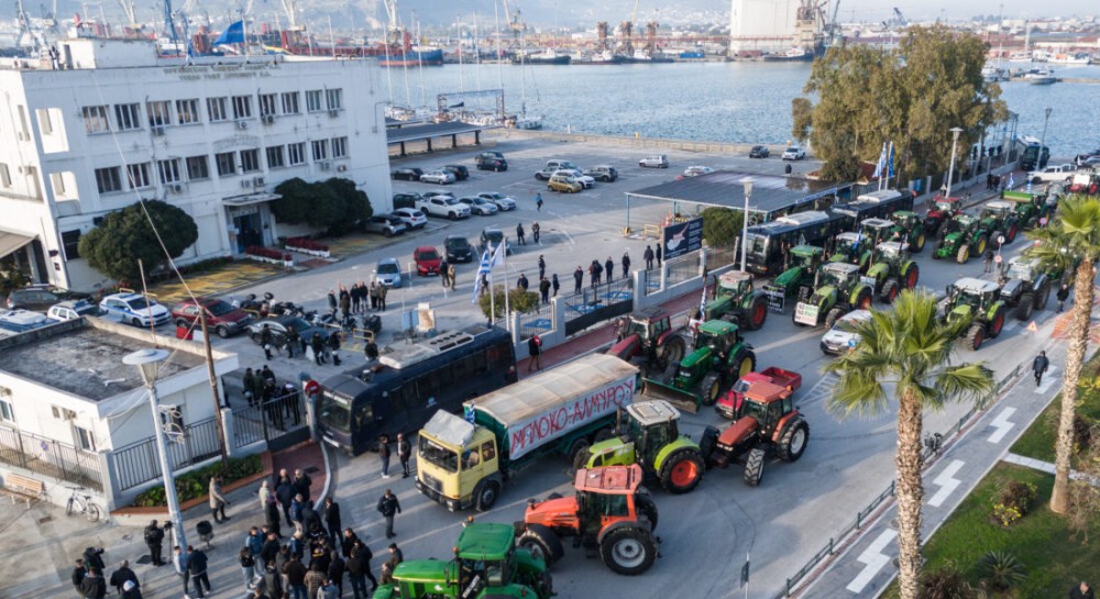ΒΟΛΟΣ: Αγρότες και ψαράδες πολιορκούν το λιμάνι