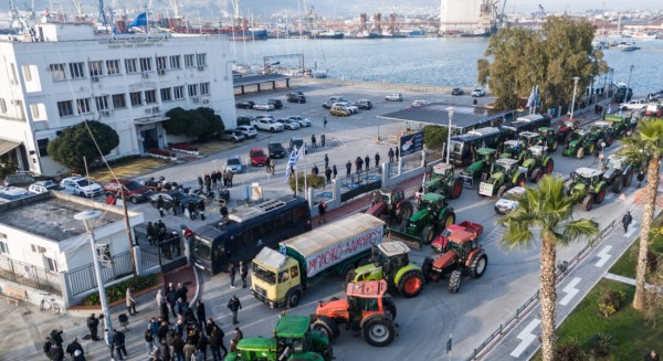 ΒΟΛΟΣ: Αγρότες και ψαράδες πολιορκούν το λιμάνι