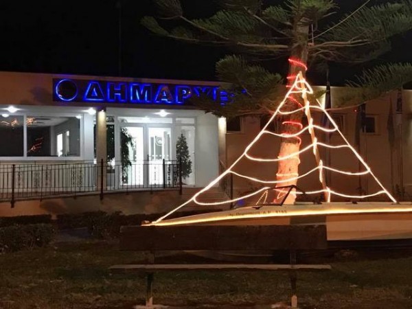 Σούπερ κιτς στολισμός στο Δημαρχείο Ερέτριας