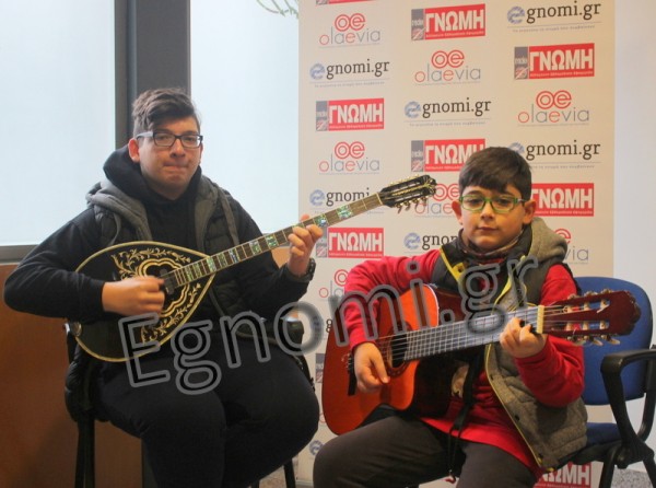 Μας είπαν τα κάλαντα με μπουζούκι και κιθάρα (VIDEO)