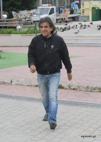 Το ...κόλλημα του Γιώργου με τα χέρια