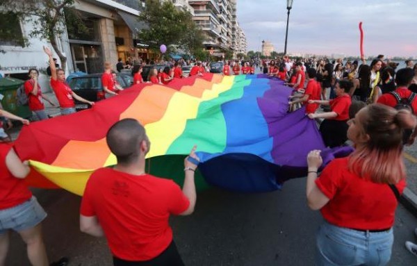 ΘΕΣΣΑΛΟΝΙΚΗ: Πέταξαν στη θάλασσα δύο άτομα που πήγαιναν στο Gay Pride