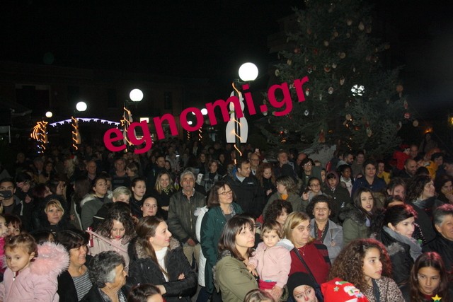 ΨΑΧΝΑ: Κοσμοπλημμύρα στο άναμμα του Χριστουγεννιάτικου δέντρου