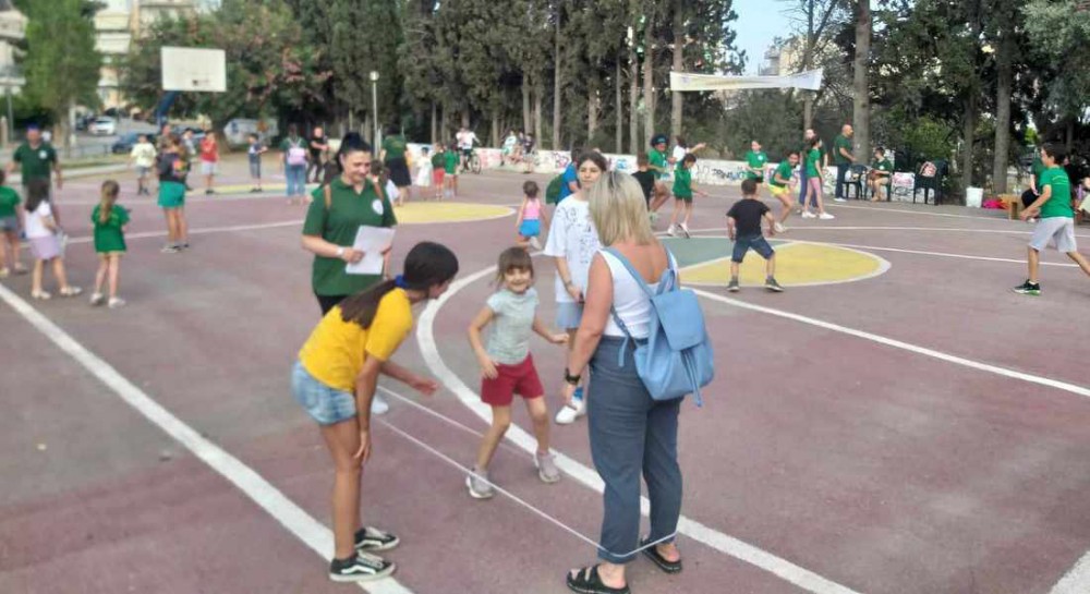 ΠΛΑΤΕΙΑ ΔΕΛΤΑ ΧΑΛΚΙΔΑΣ: Μικροί και μεγάλοι απολαμβάνουν μήλα, κουτσό και αμπάριζα (VIDEO)